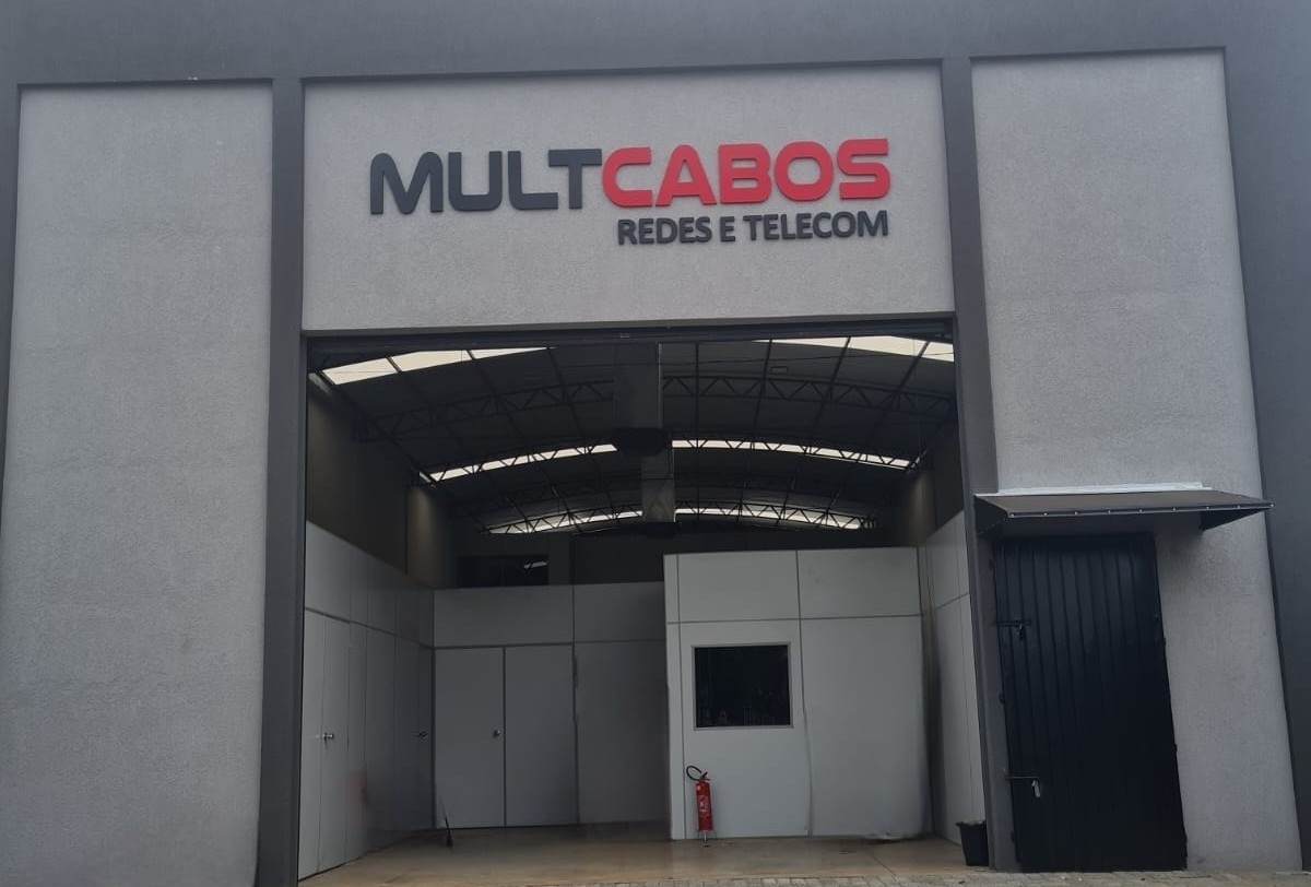 Equipe da Multcabos trabalhando em infraestrutura de rede